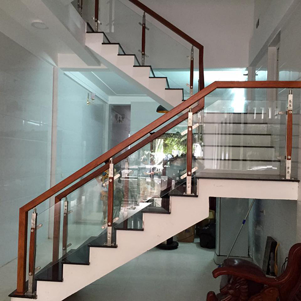 Cầu thang kính cường lực tay vịn gỗ